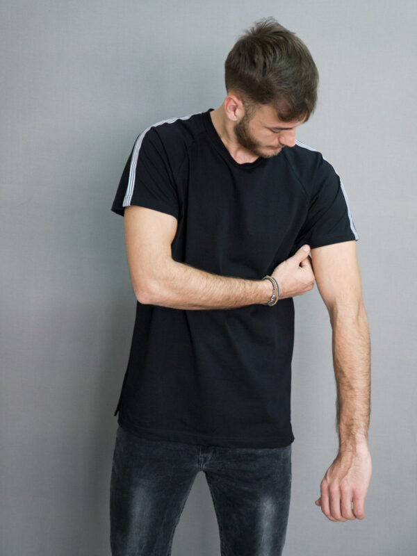 κοντομάνικο μπλουζάκι με τρέσα στα μανίκια triple TAPE